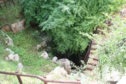 Крутой спуск в пещеру Баредине