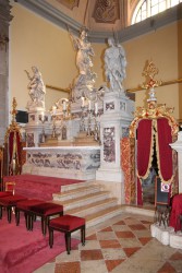 Алтарь со статуей Св.&nbsp;Георгия