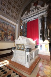 Саркофаг Св.&nbsp;Эуфимии за алтарем