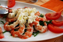 Хвостики креветок с дикой спаржей и домашним сыром
