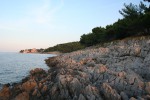 Lošinj. Скалистые берега